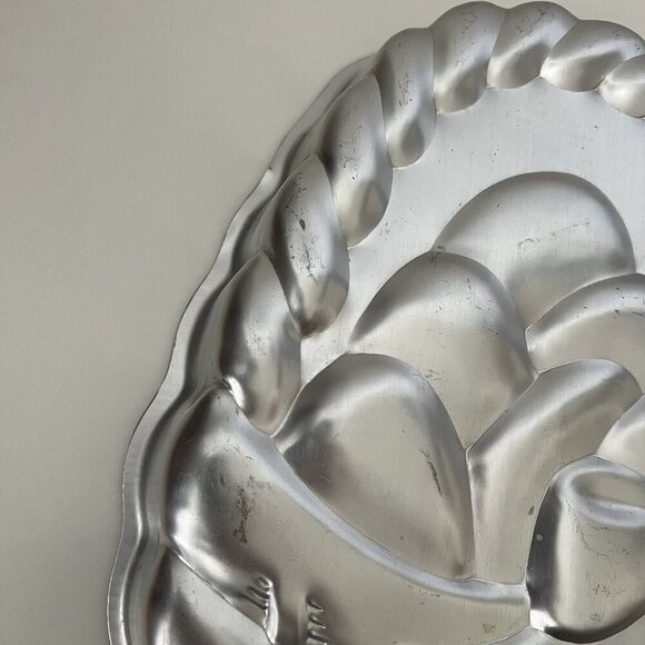 WILTON 1980 Easter Cake Pan Eggs In A Basket Cake Mold - Picture 6 of 9